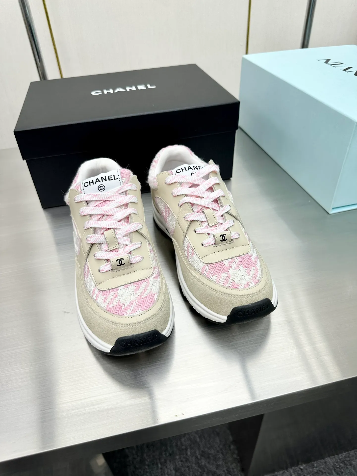 👟👟Ex-factory price P480 👟👟Chanel Chanel - 2023 counter top casual sports shoes This classic design; the upper is electro-embroidered with a variety of techniques; the outsole is fashionable and sporty; it is unusual to incorporate a variety of color matching elements... The diversified mix and match is very beautiful and versatile, casual, fashionable, sports and outdoor can be taken into account... ꫛꫀꪝ Go➫ Material: ❶Upper made of: Original imported mercerized velvet + double-layer breathable mesh ❷Inner use: original imported breathable mesh ❸Outsole based on: original TPU combination outsole Full set of boutique packaging for women 35–41 men 38-46